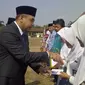 Bupati Tangerang Ahmed Zaki Iskandar menyerahkan bantuan Kartu Pintar Tangerang