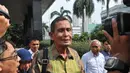 Mantan Komisioner KPK, Tumpak Hatorangan Pangabean saat keluar dari Gedung KPK, Jakarta, Senin (18/5/2015). Sejumlah mantan pejabat dan penasihat mendatangi KPK terkait dengan ulang tahun plt Ketua KPK Taufiequrachman Ruki. (Liputan6.com/Herman Zakharia)