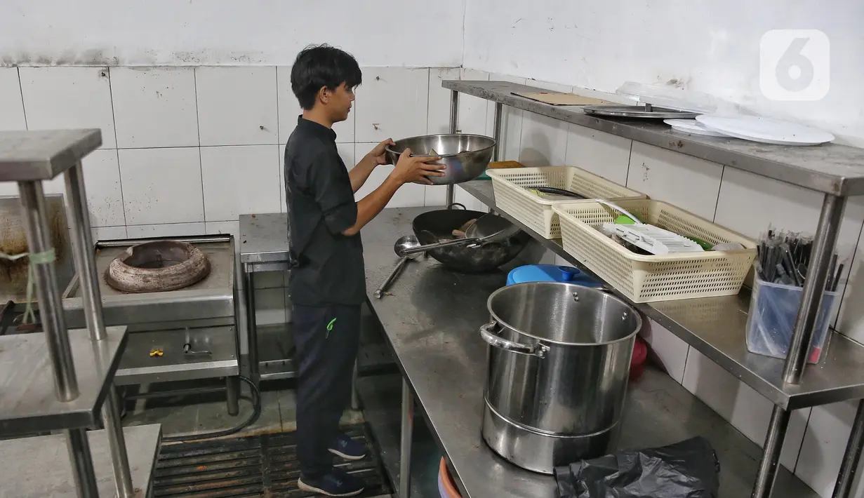 Pekerja membersihkan dapur mitra Satuan Pelayanan Pemenuhan Gizi (SPPG) di Kalibata, Jakarta, Rabu (16/4/2025). (pendapatsaya.com/Angga Yuniar)