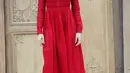 Hailee Steinfeld, pemeran Mattie Ross dalam film True Grit, hadir dengan penuh kesederhanaan. Mengenakan long dress berwarna merah dan rambut terurainya Hailee terlihat hadir di Paris Fashion Week S/S 2017. (Instagram/fashionindaily)