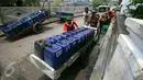 Penjual air bersiap menjual airnya di Jakarta, Rabu (30/11). Air yang dijual 10 ribu per dirigen tersebut banyak dibutuhkan warga yang tinggal di pesisir Jakarta dikarenakan sulitnya mendapatkan air bersih. (Liputan6.com/Angga Yuniar)
