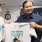 Menteri Pertahanan Prabowo Subianto mendapatkan kaos unik bertuliskan "Sing Penting Happy" dengan foto Prabowo dan Presiden Joko Widodo saat hadir di konser Ari Lasso. (Foto: Istimewa).
