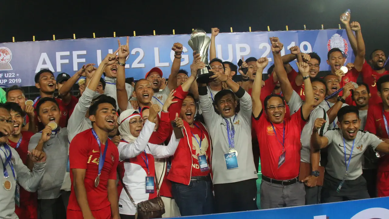 Para pemain Timnas Indonesia merayakan gelar juara Piala AFF U-22 2019 setelah mengalahkan Thailand pada laga final. (Bola.com/Zulfirdaus Harahap)