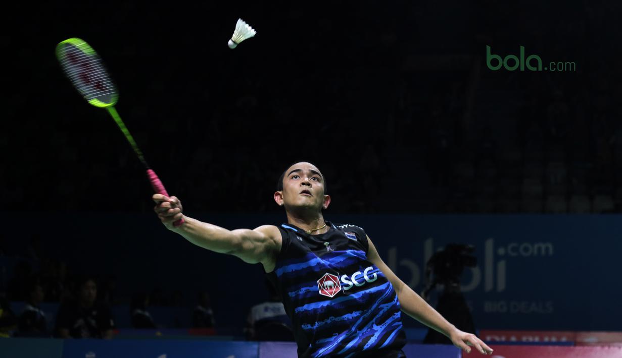 Ekspresi Khosit Phetpradab saat mengembalikan ke arah Tommy Sugiarto  pada babak pertama Indonesia Open 2018 di Istora Senayan, Jakarta, (4/6/2018). Tommy menang 20-22 21-10 21-16.  (Bola.com/Nick Hanoatubun)