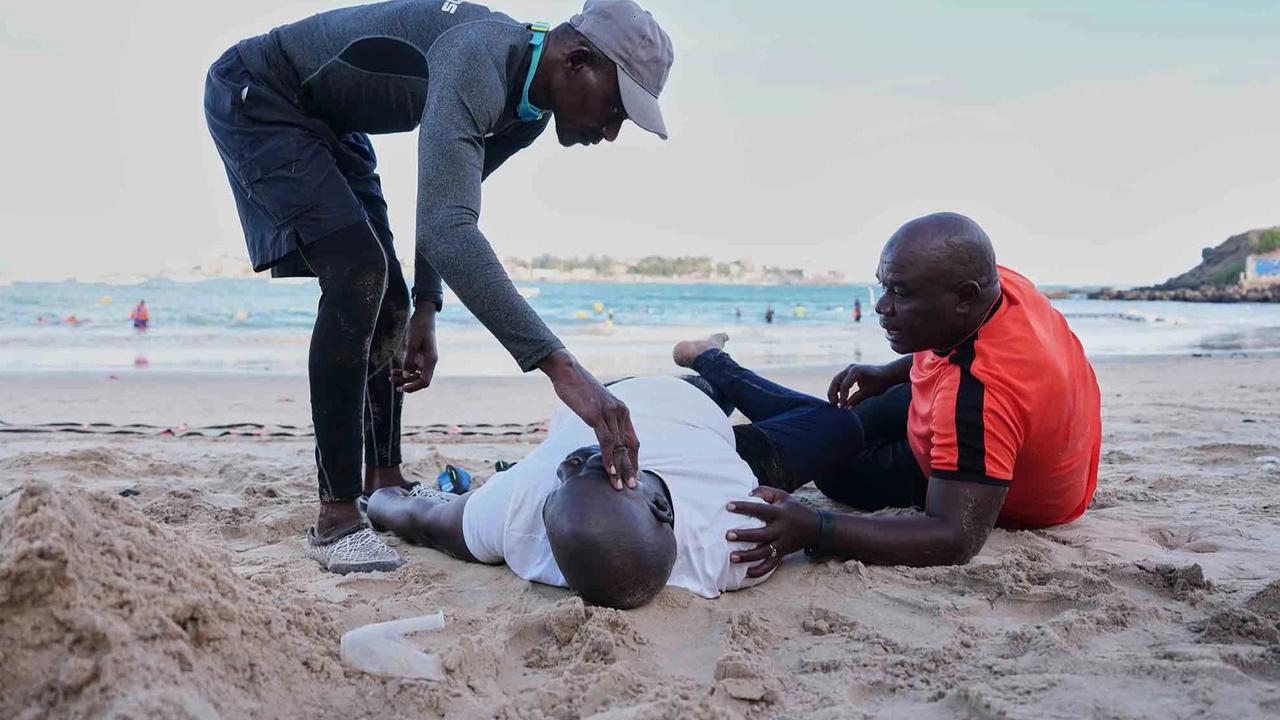 FOTO: Senam Air di Laut Dakar Hadir Sebagai Solusi Terapi Kesehatan Lansia