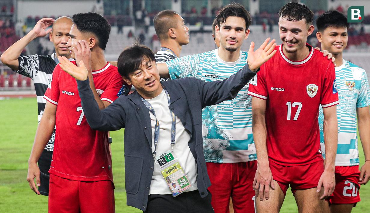 Pelatih Timnas Indonesia, Shin Tae-yong tampak berjoget saat para penonton meneriakkan namanya setelah laga Grup F Kualifikasi Piala Dunia 2026 antara Timnas Indonesia Vs Vietnam di Stadion Utama Gelora Bung Karno (SUGBK), Senayan, Jakarta, Kamis (21/03/2024). (Bola.com/Bagaskara Lazuardi)