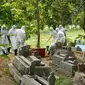 Pemakaman dengan menerapkan protokol kesehatan (prokes) Covid-19 di Kabupaten Tuban. (Ahmad Adirin/Liputan6.com))
