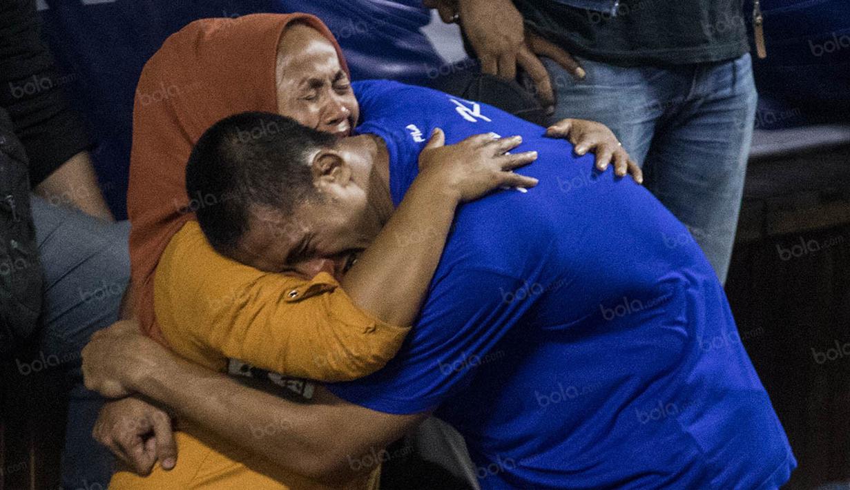 Usai menang, Rudi Suandi langsung menghampiri sang ibunda untuk memeluk dan akhirnya mereka berdua menangis bahagia. (Bola.com/Vitalis Yogi Trisna)