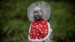 Bentuk patung Jizo yang berdiri di Kuil Buddha Jizoji, Oganomachi, Prefektur Saitama, Jepang, Senin (13/8). Patung jizo juga didedikasikan untuk bayi yang keguguran dan diaborsi. (Behrouz Mehri/AFP)