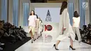 Sejumlah model membawakan busana rancangan Agust Alive di Jakarta Fashion Week (JFW) 2018 di Senayan City, Jakarta, Selasa (25/10). Agust Alive merupakan karya dari desainer Korea Selatan, Park Se-Jin. (Liputan6.com/Herman Zakharia)
