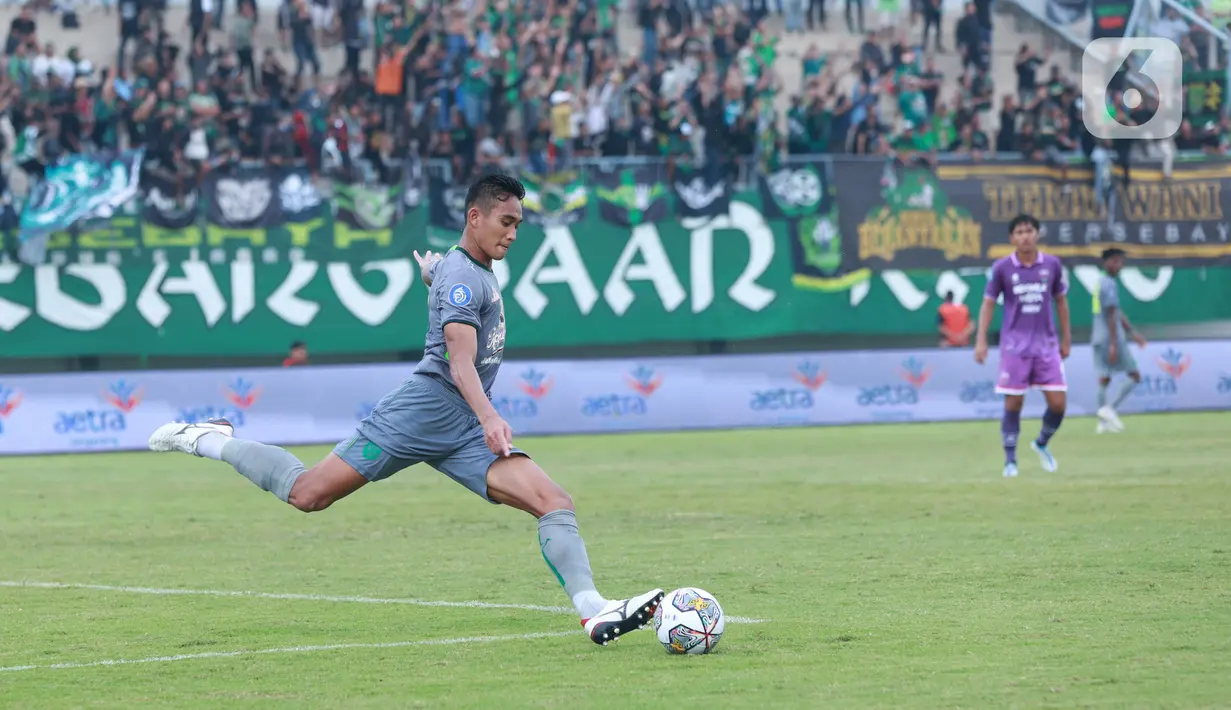 Pemain Persebaya Surabaya, Rizky Ridho, menendang bola saat melawan Persita Tangerang pada laga Liga 1 di Stadion Indomilk Arena, Tangerang, Rabu (18/1/2023). Persebaya menang dengan skor 5-0. (Bola.com/M Iqbal Ichsan)