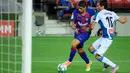 Penyerang Barcelona, Luis Suarez berebut bola dengan bek Espanyol, Leandro Cabrera pada lanjutan pertandingan La Liga Spanyol di Camp Nou, Kamis (9/7/2020) dini hari WIB.  Barcelona menang tipis 1-0 atas Espanyol lewat gol yang dicetak Luis Suarez. (LLUIS GENE / AFP)