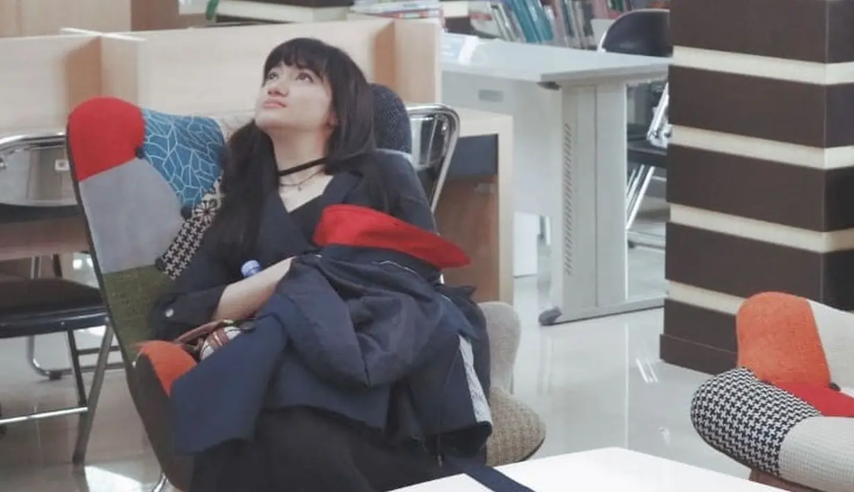 Saat hangout, Marcella Simon juga kerap mengenakan outfit hitam. Bahkan ia punya kalung dengan warna hitam hingga sepatu dengan warna senada. Jaket Marcella juga didominasi warna gelap. (Liputan6.com/IG/@marcella_simon).