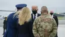 Presiden Amerika Serikat Joe Biden dan Jill Biden tiba di Pangkalan Udara Dove Air, Delaware, Minggu (29/8/2021). Joe Biden menghadiri penghormatan untuk 13 tentara AS yang tewas dalam ledakan bom bunuh diri di dekat bandara Kabul, Afghanistan. (AP/Manuel Balce Ceneta)