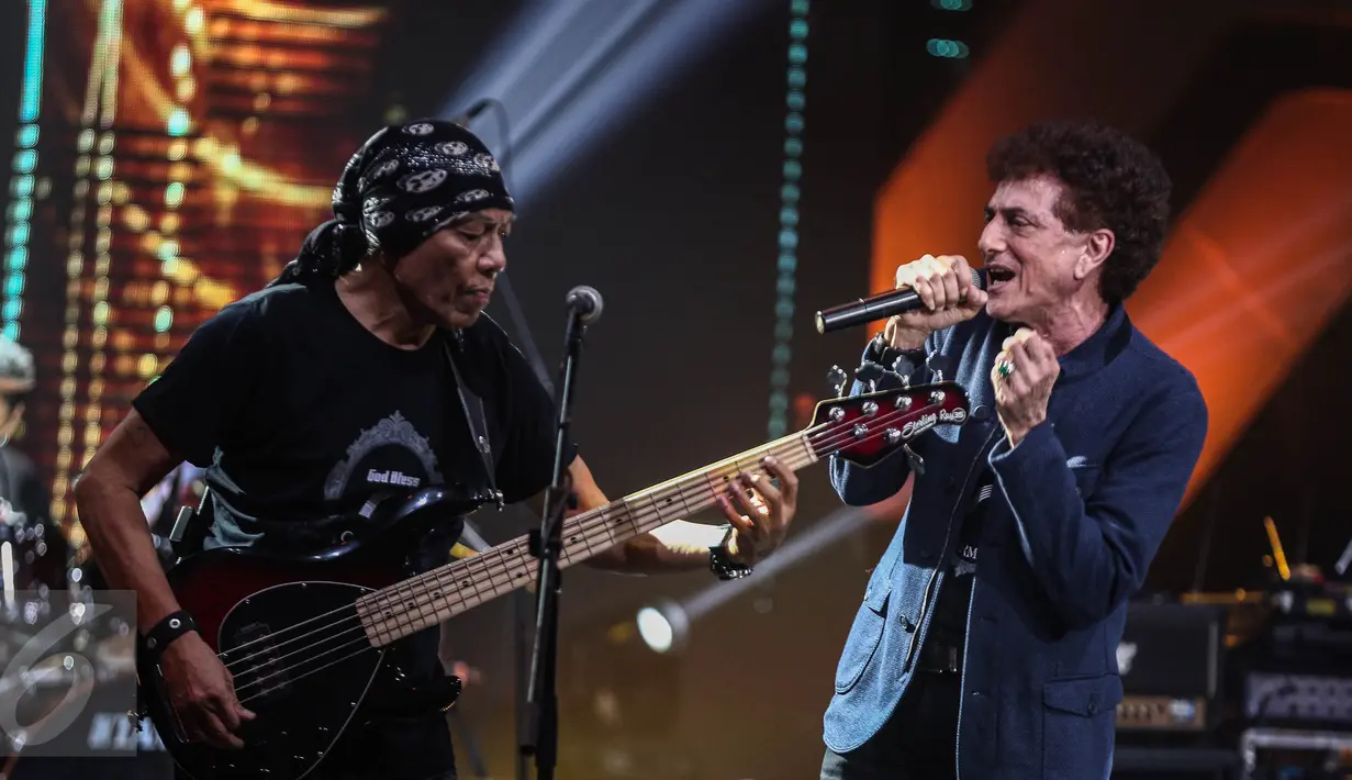 Basis God Bless Donny Fattah dan Vokalis Ahmad Albar membawakan lagu di album ketujuh 36 medio 2009 di Studio 5 INDOSIAR, Jakarta Barat, Sabtu (17/12/2016). (Liputan6.com/Faizal Fanani)