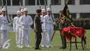 Letnan Jenderal TNI Mulyono menerima panji TNI AD dari Panglima TNI Jenderal Gatot Nurmantyo saat upacara pelaksanaan serah terima jabatan Kepala Staf TNI AD di Markas Besar Angkatan Darat, Jakarta, Rabu (15/7/2015). (Liputan6.com/Faizal Fanani)