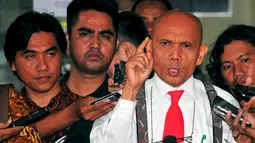 Saor Siagian pengacara Bambang Widjojanto memberikan keterangan pers terkait pembatalan penahanan Bambang Widjojanto (BW), Jakarta Kamis (23/4/2015). BW tak jadi ditahan karena bersikap kooperatif oleh penyidik. (LIputan6.com/Yoppy Renato)