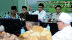 Mendikbud Muhadjir Effendy (ketiga kiri) saat menghadiri Rapat Pleno ke-19 Dewan Pertimbangan MUI di Jakarta, Rabu (23/8). Selain rapat juga dilakukan Dialog Kebijakan Pendidikan Nasional dan Kepentingan Umat Islam. (Liputan6.com/Helmi Fithriansyah)