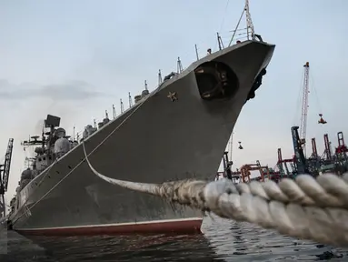 The Destroyer Bystriy atau Kapal perang penghancur Bystriy milik Rusia saat bersandar di Pelabuhan Tanjung Priok, Jakarta, Senin (28/12/2015). Kunjungan kapal ini dalam lingkup kerjasama militer Indonesia-Rusia. (Liputan6.com/Faizal Fanani)
