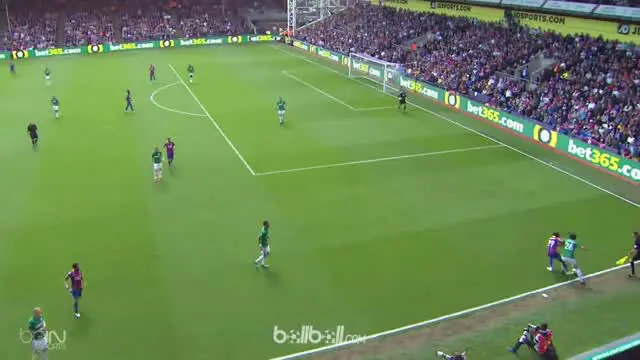 Crystal Palace menekuk West Brom 2-0 dalam partai penutup kedua kesebelasan di Liga Inggris musim 2017/18, Minggu (13/5). Wilfried...