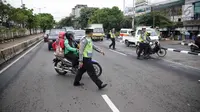 Anggota Polantas menggelar Operasi Zebra Jaya di jalan Letjen Suprapto, Jakarta, Selasa (7/11). Sejauh ini, total ada 55.457 kendaraan yang telah ditilang oleh polisi. (Liputan6.com/Faizal Fanani)
