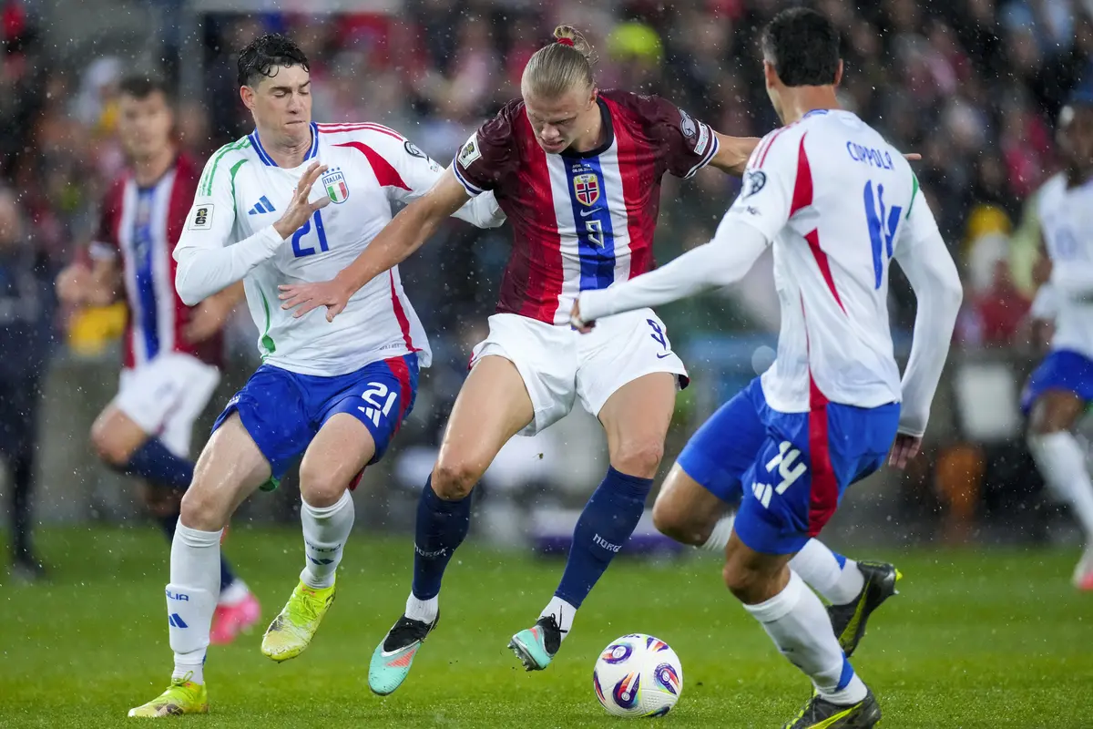 Duel Alessandro Bastoni dengan Erling Haaland,di laga Norwegia vs Italia di Ullevaal Stadion, Sabtu (07/06/2025). (Cornelius Poppe/NTB via AP)