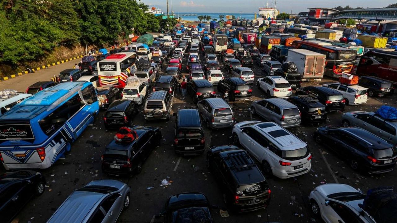 Kepolisian setempat mengatakan pemudik yang sudah sampai di Merak akan dialihkan ke Pelabuhan Ciwandan buat menghindari penumpukan kendaraan dan akan menyeberang melalui pelabuhan tersebut. Foto: Liputan6.com / Angga Yuniar