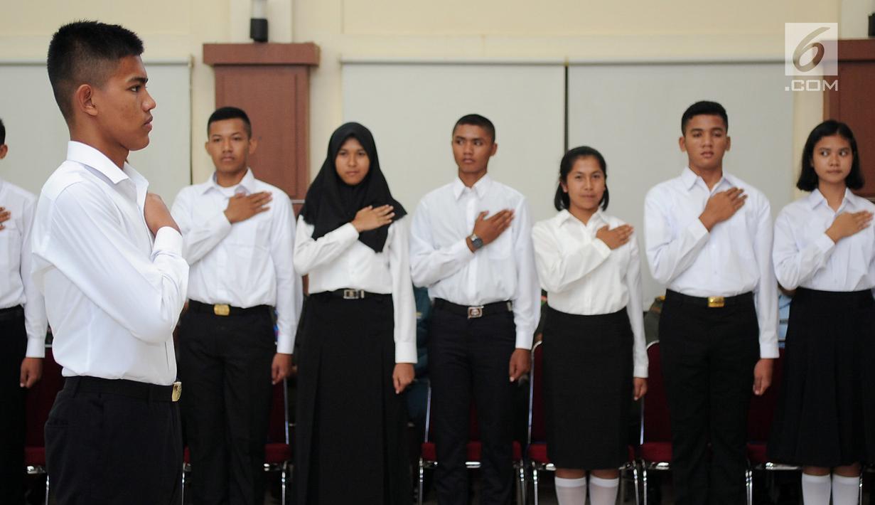Calon Pasukan Pengibar Bendera Pusaka (Paskibraka) Nasional 2017 mengikuti upacara pembukaan Pusdiklat di PP-PON Cibubur, Jakarta, Rabu (26/7). Pusdiklat Paskibraka Nasional 2017 dibuka oleh Menpora Imam Nahrawi. (Liputan6.com/Yoppy Renato)