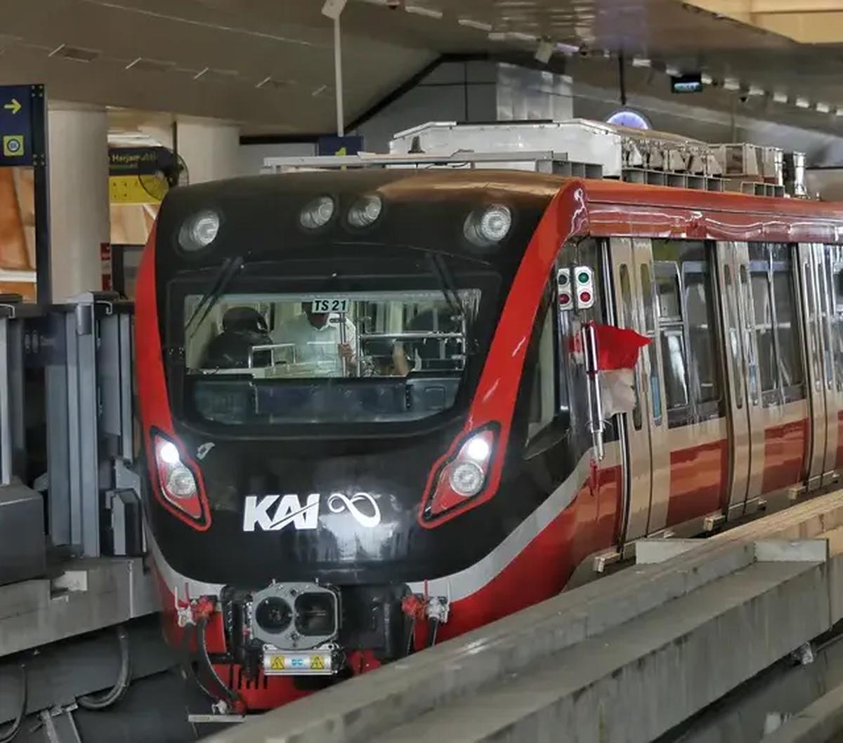 Para menteri tersebut pun berharap, kehadiran LRT Jabodebek ini bisa menjadi salah satu solusi untuk mengurangi kemacetan di ibu kota dan sekitarnya sekaligus meningkatkan kualitas udara Jakarta.&nbsp;