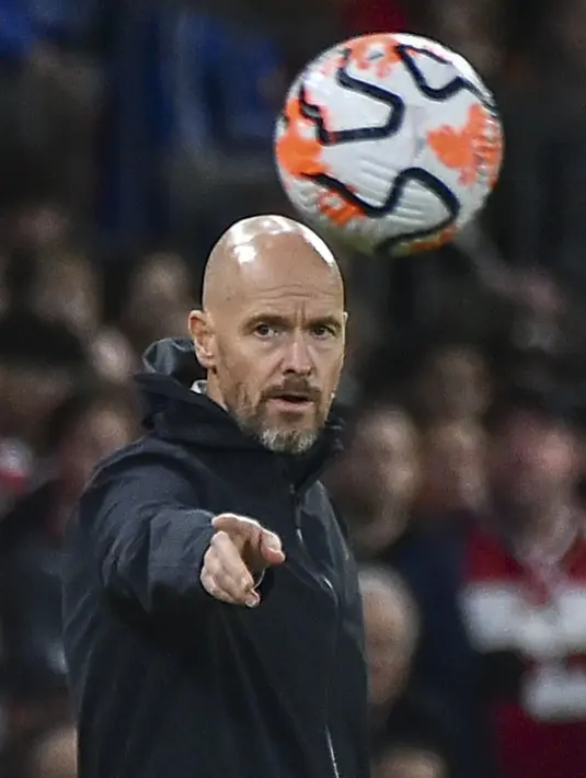 Pelatih kepala Manchester United, Erik ten Hag memberikan arahan saat laga pekan pertama Liga Inggris 2023/2024 melawan Wolverhampton di Old Trafford, Manchester, Selasa (15/08/2023) WIB. (AP Photo/Rui Vieira)