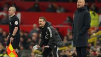 Manajer Leeds United,&nbsp;Michael Skubala (kiri) dan manajer Manchester United, Erik Ten Hag di Old Trafford, Kamis (9/2/2023) dini hari. (AP/Dave Thompson)