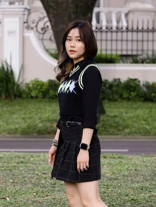 Tampilan serba-hitam juga tetap terlihat imut dengan mini skirt (Foto: Instagram @jessicajane99