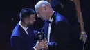 Penyerang Barcelona, Lionel Messi saat menerima penghargaan Pemain Terbaik Dunia 2019 versi FIFA  dari presiden Gianni Infantino di teater La Scala Milan, Italia utara (23/9/2019). (AP Photo/Antonio Calanni)