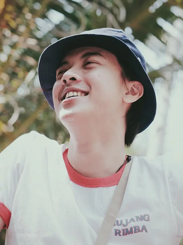 Gaya Bisma Karisma saat Pakai Topi, Tampil Trendi