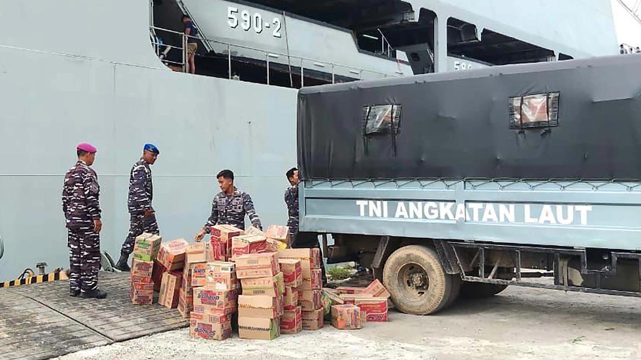 FOTO: KRI Makassar Dikerahkan untuk Bantuan Bencana di Aceh