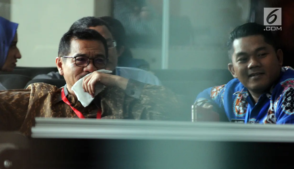 Menteri Dalam Negeri, Gamawan Fauzi (kiri) berada di ruang tunggu sebelum menjalani pemeriksaan di Gedung KPK, Jakarta, Rabu (8/5/2019). Gamawan Fauzi diperiksa sebagai saksi kasus dugaan korupsi KTP elektronik (e-KTP) dengan tersangka politikus Golkar Markus Nari. (merdeka.com/Dwi Narwoko)