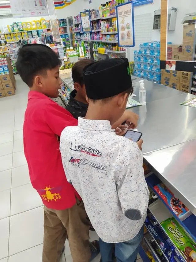 6 Potret Bocah Top Up Game Pakai THR Lebaran Ini Bikin Senyum Tipis