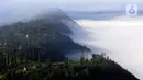 Kemunculan kabut tebal justru menambah keindahan kawasan Kaldera Bromo. (merdeka.com/Arie Basuki)