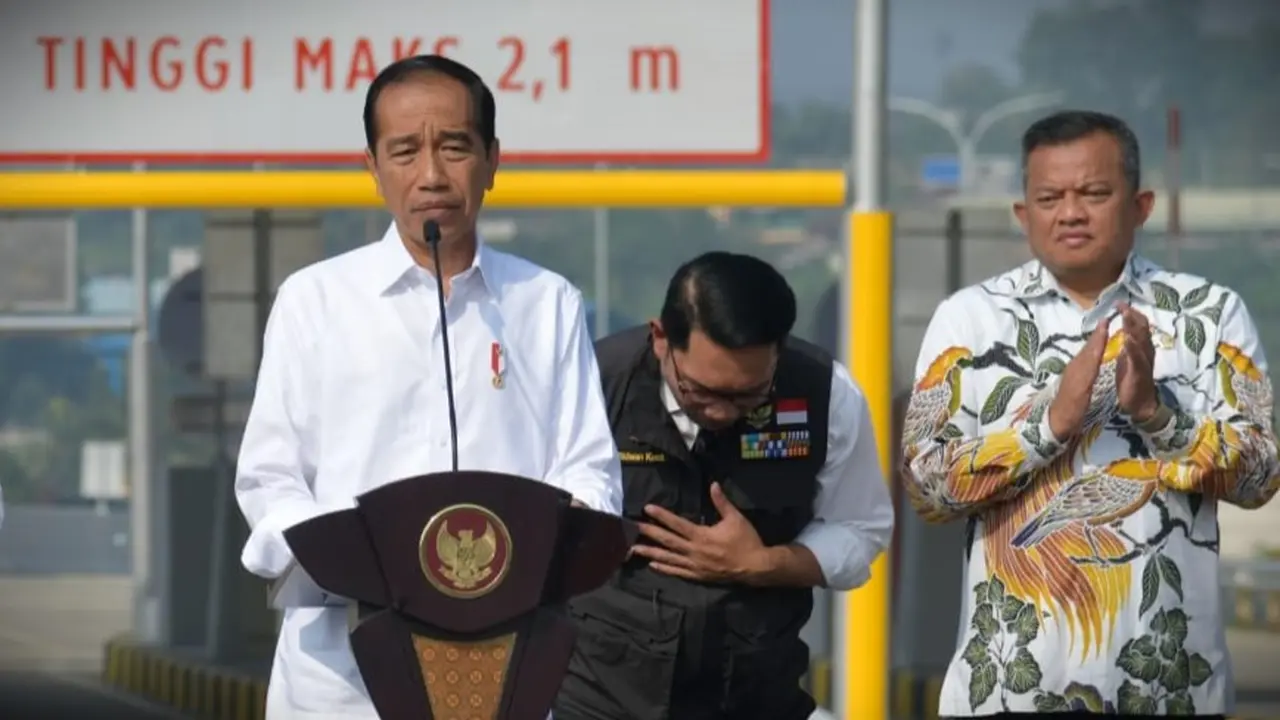 Gubernur Jawa Barat Ridwan Kamil kembali mendampingi Presiden Joko Widodo atau Jokowi