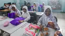 Paket makanan kemasan sehat MBG dibungkus tote bag khusus, dan bukan makanan kemasan ultra-processed food (UPF) produk pabrikan.