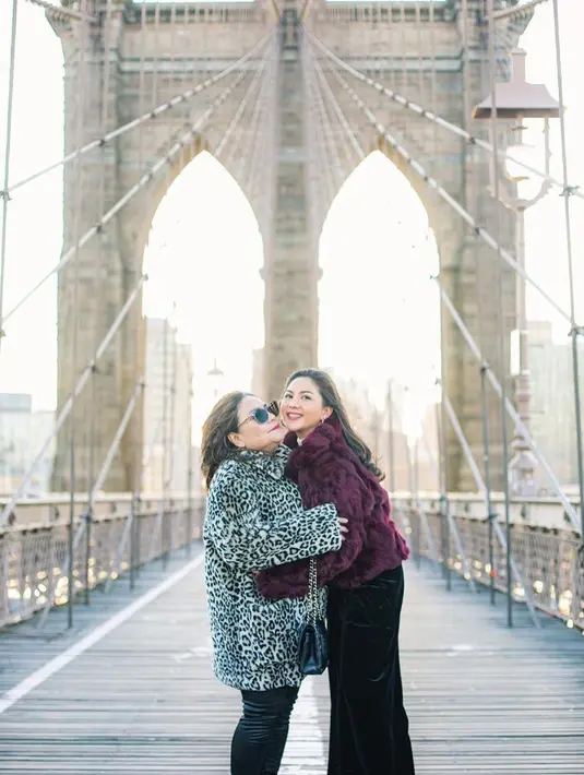 Selera fashion keduanya juga mirip. Sama-sama stylish!  [Foto: IG/jscmila/janemagdalenabaker].