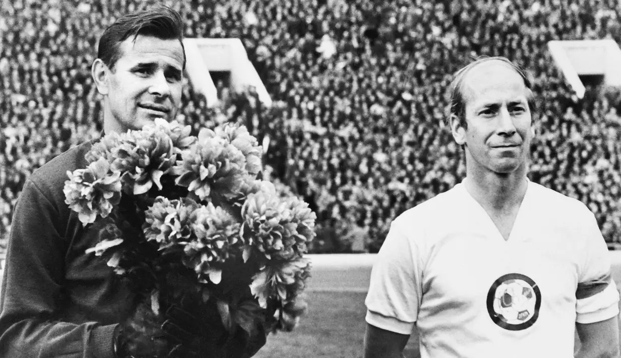 Bobby Charlton (kanan) merupakan pencetak gol terbanyak kedua Timnas Inggris setelah Wayne Rooney. Dari total 49 golnya, Ia pernah mencetak empat kali hattrick bersama The Three Lions. Trigol pertamanya dicetak kala Inggris mengalahkan Skotlandia 4-0. (AFP)