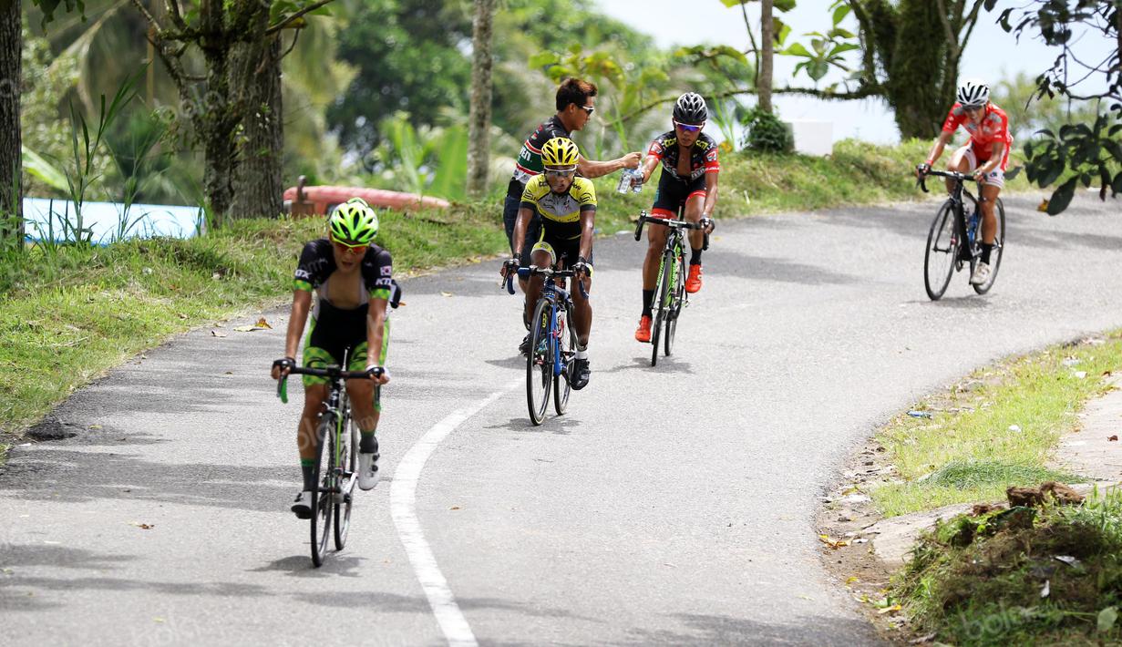 Para pebalap terlihat kehausan saat menjajal jalur tanjakan kelok 44  etape ke-4 Tour de Singkarak 2016 di Kabupaten Agam, Sumatera Barart. (Bola.com/NIcklas Hanoatubun)