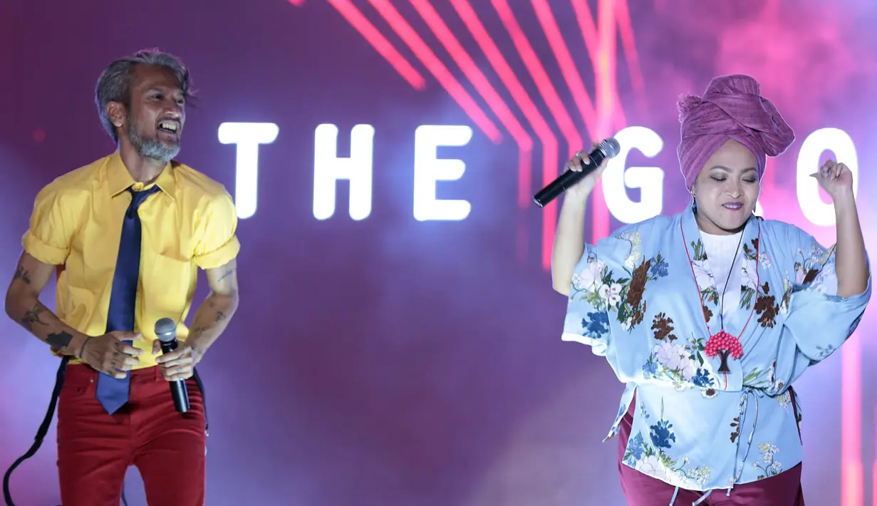 "Hei hei kalian semua, apa kabarnya?? Malam ini, masih bersama kita di Meikarta, hunian rumah masa depan. Siapa yang datang bawa pacar malam ini? Yang jomblo tunjuk tangan," kata Rieka Roeslan menyapa penonton. (Deki Prayoga/Bintang.com)