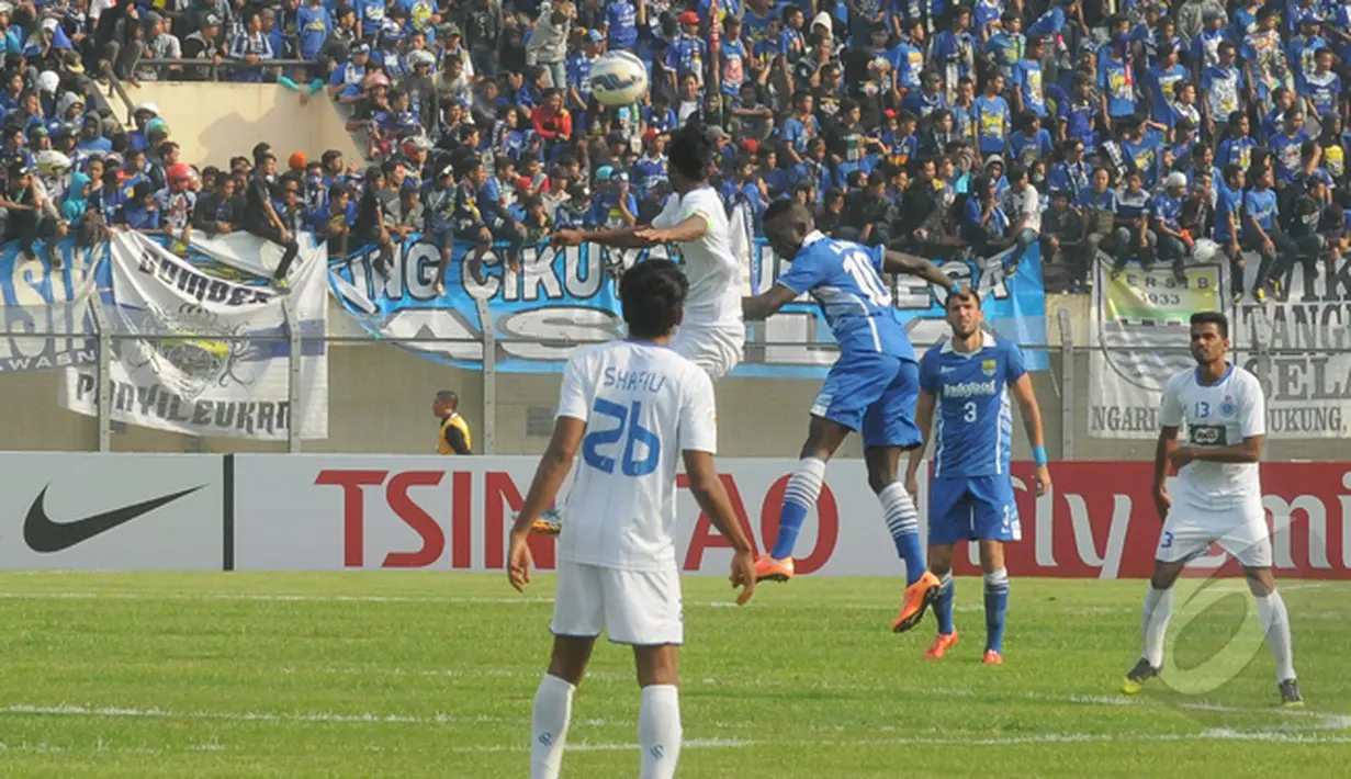 Pertarungan bola atas terjadi di laga Persib vs New Radiant, Bandung, Rabu (25/2/2015). Persib menang 4-1 atas tamunya New Radiant di laga perdana AFC Cup 2015 (Liputan6.com/Herman Zakharia)