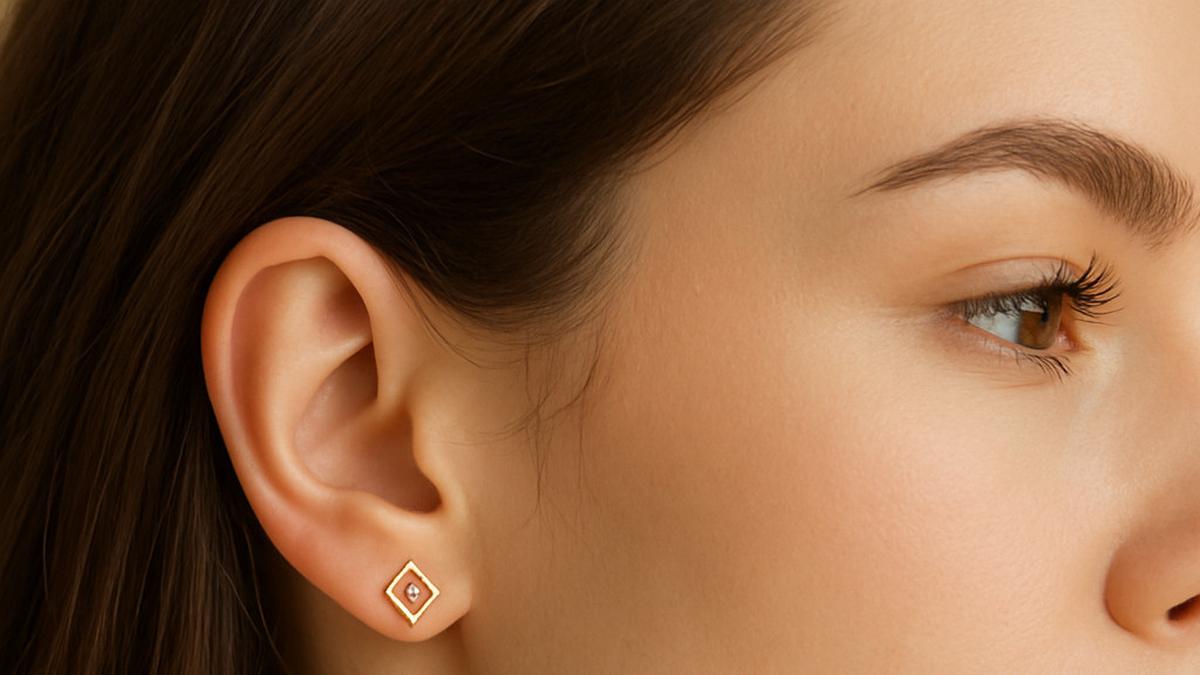 Gaya Manis Tak Harus Mahal, Ini 7 Model Anting Emas 0.5 Gram yang Bisa Kamu Pilih