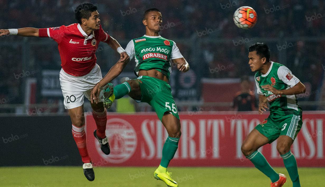 Kesempatan yang istimewa karena laga itu bertepatan dengan hari ulang tahunnya yang ke-36 tahun. Sejak awal menit pertama, top skor Liga Indonesia tahun 1999 itu langsung berupaya menggempur pertahanan PS TNI. (Bola.com/Vitalis Yogi Trisna)