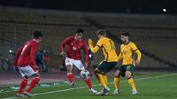 Penyerang Timnas Indonesia U-23, Hanis Saghara, berusaha memberikan bola kepada rekannya, Witan Sulaeman, saat ditekan dua pemain Timnas Australia U-23 dalam laga kedua Grup G Kualifikasi Piala Asia U-23 2022 di Dushanbe, Tajikistan, Jumat (29/10/2021). (Dok. PSSI)