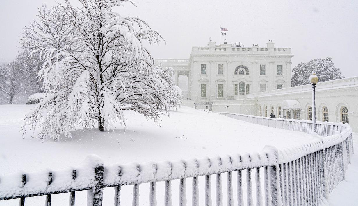 Salju turun di Gedung Putih, Washington, saat badai musim dingin bertiup ke wilayah Atlantik Tengah pada Senin (3/1/2022). Hujan salju lebat disertai angin kencang mengguyur wilayah tenggara dan tengah Amerika Serikat. (AP Photo/Andrew Harnik)