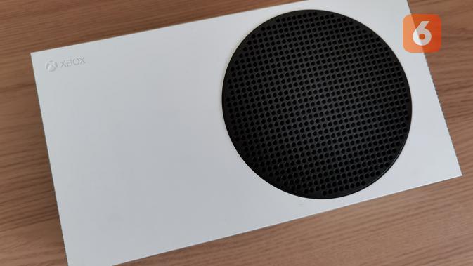 Bodi Xbox Series S sepintar mirip dengan sebuah speaker. (Liputan6.com/ Yuslianson)